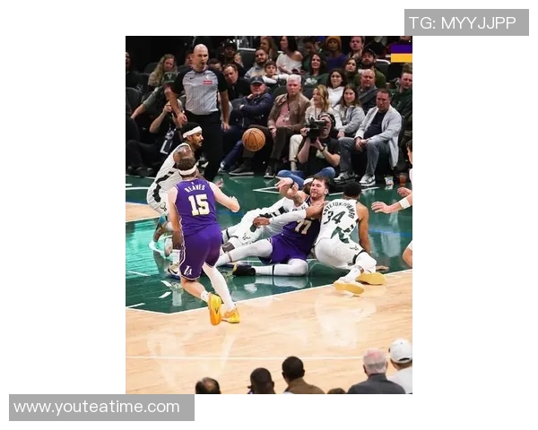 湖人对决雄鹿精彩回顾球迷热议比赛亮点与球员表现